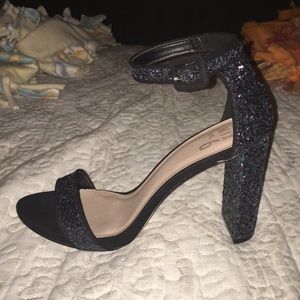 Glittery reflex heels